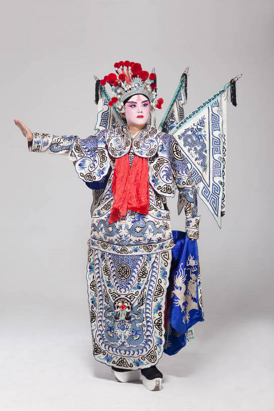 一个人,演员,微笑,竖图,彩色,白色背景,正面,化妆,羽毛,北京,中国,亚洲,仅一个人,表演,轻盈,柔软,艺术,造型,鲜艳,头饰,图片,注视,文化,脸谱,观察,看,站着,表情,展示,姿势,摄影,服饰,观看,武将,功夫,动作,察看,关注,中国文化,戏剧,民族服饰,演出服,京剧,东亚,国粹,轻柔,旌旗,男人,年轻男性,中国人,年轻人,全身,影棚拍摄,化装,中国戏曲,雉毛翎,雉鸡翎,野鸡翎,翎子,武生,传统文化,舞台妆,bj174