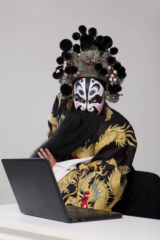 中年人,一个人,演员,竖图,彩色,白色背景,正面,化妆,笔记本电脑,北京,中国,亚洲,仅一个人,表演,艺术,造型,鲜艳,头饰,图片,注视,文化,脸谱,观察,看,表情,姿势,摄影,服饰,观看,动作,察看,关注,中国文化,戏剧,民族服饰,演出服,京剧,东亚,戏曲,国粹,官员,上网,男人,中年男性,中国人,坐着,半身,影棚拍摄,化装,中国戏曲,武生,传统文化,丞相,舞台妆,角色,花脸,净,bj174