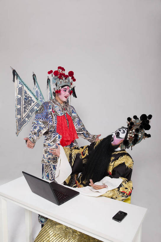 中年人,两个人,演员,微笑,竖图,彩色,白色背景,侧面,化妆,讨论,笔记本电脑,羽毛,北京,中国,亚洲,表演,轻盈,柔软,艺术,造型,鲜艳,头饰,图片,注视,文化,脸谱,观察,看,站着,表情,姿势,摄影,服饰,观看,武将,动作,察看,关注,中国文化,戏剧,民族服饰,演出服,京剧,东亚,戏曲,国粹,轻柔,旌旗,官员,上网,男人,男性,年轻男性,中年男性,中国人,年轻人,坐着,半身,影棚拍摄,化装,中国戏曲,雉毛翎,雉鸡翎,野鸡翎,翎子,武生,传统文化,丞相,舞台妆,角色,花脸,净,bj174