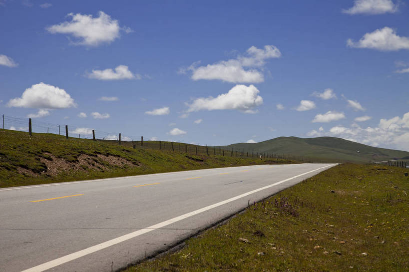 无人,横图,彩色,室外,白天,旅游,度假,草原,美景,名胜古迹,山,山脉,田园,标志建筑,道路,地标,建筑,公路,中国,亚洲,遗迹,图片,田野,古迹,文物,娱乐,建设,古建筑,白云,风景,蓝天,天空,自然,平原,享受,休闲,远景,旅游胜地,放松,摄影,地理,四川省,风光,宁静,自然风光,古文明,东亚,甘肃,甘肃省,四川,碌曲县,郎木寺,阿坝,郎木寺镇,中华人民共和国,西南地区,阿坝藏族羌族自治州,阿坝州,川,西北地区,甘,郎木寺乡,花湖,若尔盖县,若尔盖花湖,若尔盖,快速路,bj174