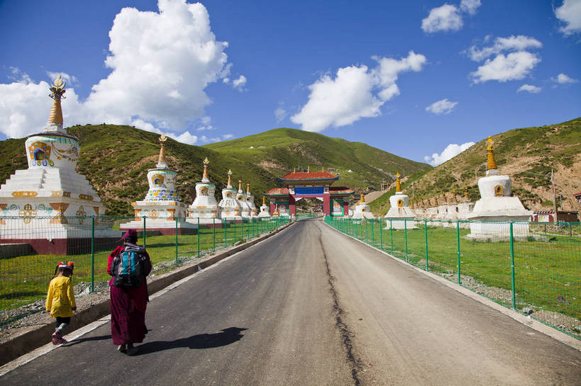 无人,学校,横图,彩色,室外,白天,旅游,度假,草地,美景,名胜古迹,山,山脉,雪,雪山,大雪,标志建筑,道路,地标,建筑,路,公路,中国,亚洲,节日,遗迹,图片,冰,积雪,景观,山峰,雪景,冬季,冬天,建筑群,小路,塔,交通,山峦,古典,辉煌,古迹,历史,文化,文物,娱乐,建设,古建筑,白云,蓝天,天空,祈祷,享受,休闲,健康,旅游胜地,安静,放松,寒冷,人文,许愿,摄影,宗教,佛教,信仰,四川省,乡间小路,纪念,祈求,冰冷,文明,中国文化,图腾,古文明,东亚,四川,色达五明佛学院,甘孜藏族自治州,中华人民共和国,西南地区,严寒,川,甘孜,甘孜州,冰凉,酷寒,凛冽,凛凛,极冷,民族建筑,释教,古代文明,平安,旅行,学院,色达县,色达喇荣五明佛学院,色达,传统文化,喇荣寺五明佛学院,色达佛学院,五明佛学院,bj174