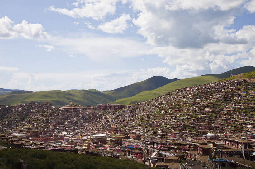 无人,学校,横图,彩色,室外,白天,旅游,度假,美景,名胜古迹,山,山脉,田园,雪,雪山,大雪,标志建筑,地标,建筑,中国,亚洲,节日,遗迹,图片,冰,积雪,景观,山峰,雪景,冬季,冬天,建筑群,塔,山峦,古典,辉煌,古迹,历史,文化,文物,娱乐,建设,古建筑,白云,蓝天,天空,村庄,祈祷,享受,休闲,健康,远景,旅游胜地,安静,放松,寒冷,人文,许愿,摄影,宗教,佛教,信仰,四川省,纪念,祈求,冰冷,文明,中国文化,古文明,东亚,四川,色达五明佛学院,甘孜藏族自治州,中华人民共和国,西南地区,严寒,川,甘孜,甘孜州,冰凉,酷寒,凛冽,凛凛,极冷,民族建筑,释教,古代文明,平安,旅行,学院,色达县,色达喇荣五明佛学院,色达,居住区,传统文化,喇荣寺五明佛学院,色达佛学院,五明佛学院,bj174