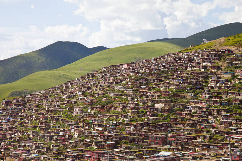 无人,学校,横图,彩色,室外,白天,旅游,度假,美景,名胜古迹,山,山脉,田园,雪,雪山,大雪,标志建筑,地标,建筑,中国,亚洲,节日,遗迹,图片,冰,积雪,景观,山峰,雪景,冬季,冬天,建筑群,塔,山峦,古典,辉煌,古迹,历史,文化,文物,娱乐,建设,古建筑,白云,蓝天,天空,村庄,祈祷,享受,休闲,健康,远景,旅游胜地,安静,放松,寒冷,人文,许愿,摄影,宗教,佛教,信仰,四川省,纪念,祈求,冰冷,文明,中国文化,古文明,东亚,四川,色达五明佛学院,甘孜藏族自治州,中华人民共和国,西南地区,严寒,川,甘孜,甘孜州,冰凉,酷寒,凛冽,凛凛,极冷,民族建筑,释教,古代文明,平安,旅行,学院,色达县,色达喇荣五明佛学院,色达,居住区,传统文化,喇荣寺五明佛学院,色达佛学院,五明佛学院,bj174
