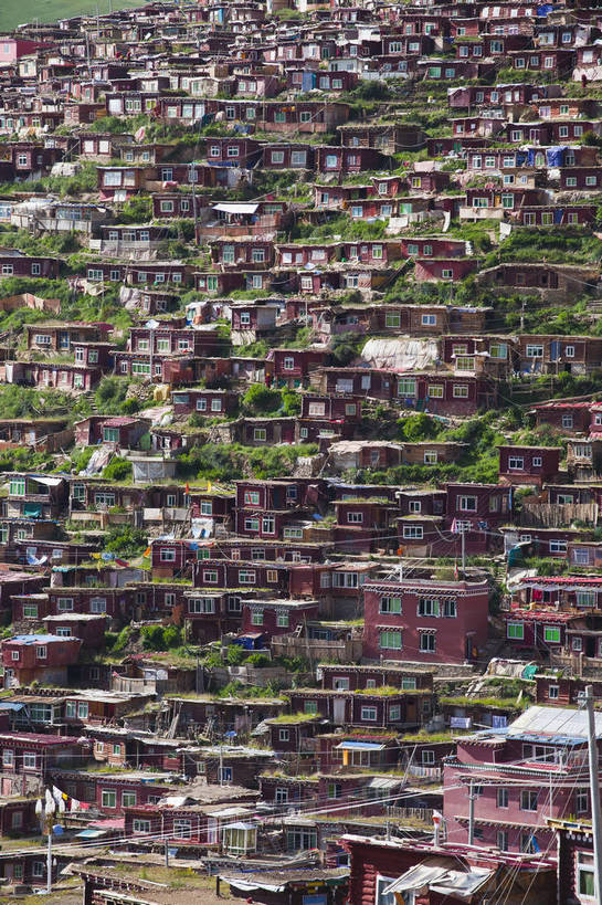 无人,学校,竖图,彩色,室外,白天,旅游,度假,美景,名胜古迹,山,山脉,田园,雪,雪山,大雪,标志建筑,地标,建筑,中国,亚洲,节日,遗迹,图片,冰,积雪,景观,山峰,雪景,冬季,冬天,建筑群,塔,山峦,古典,辉煌,古迹,历史,文化,文物,娱乐,建设,古建筑,白云,蓝天,天空,村庄,祈祷,享受,休闲,健康,远景,旅游胜地,安静,放松,寒冷,人文,许愿,摄影,宗教,佛教,信仰,四川省,纪念,祈求,冰冷,文明,中国文化,古文明,东亚,四川,色达五明佛学院,甘孜藏族自治州,中华人民共和国,西南地区,严寒,川,甘孜,甘孜州,冰凉,酷寒,凛冽,凛凛,极冷,民族建筑,释教,古代文明,平安,旅行,学院,色达县,色达喇荣五明佛学院,色达,居住区,传统文化,喇荣寺五明佛学院,色达佛学院,五明佛学院,bj174