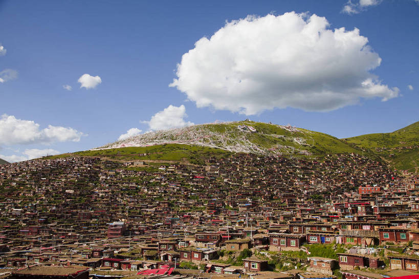 无人,学校,横图,彩色,室外,白天,旅游,度假,美景,名胜古迹,山,山脉,田园,雪,雪山,大雪,标志建筑,地标,建筑,中国,亚洲,节日,遗迹,图片,冰,积雪,景观,山峰,雪景,冬季,冬天,建筑群,塔,山峦,古典,辉煌,古迹,历史,文化,文物,娱乐,建设,古建筑,白云,蓝天,天空,村庄,祈祷,享受,休闲,健康,远景,旅游胜地,安静,放松,寒冷,人文,许愿,摄影,宗教,佛教,信仰,四川省,纪念,祈求,冰冷,文明,中国文化,古文明,东亚,四川,色达五明佛学院,甘孜藏族自治州,中华人民共和国,西南地区,严寒,川,甘孜,甘孜州,冰凉,酷寒,凛冽,凛凛,极冷,民族建筑,释教,古代文明,平安,旅行,学院,色达县,色达喇荣五明佛学院,色达,居住区,传统文化,喇荣寺五明佛学院,色达佛学院,五明佛学院,bj174