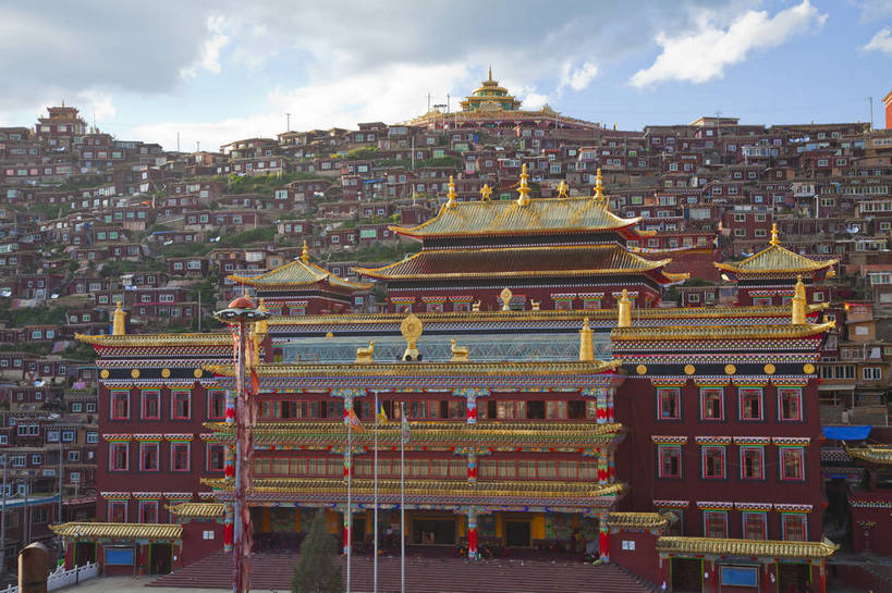 无人,学校,横图,彩色,室外,白天,旅游,度假,美景,名胜古迹,山,山脉,田园,雪,雪山,大雪,标志建筑,地标,建筑,中国,亚洲,节日,遗迹,图片,冰,积雪,景观,山峰,雪景,冬季,冬天,建筑群,塔,山峦,古典,辉煌,古迹,历史,文化,文物,娱乐,建设,古建筑,白云,蓝天,天空,村庄,祈祷,享受,休闲,健康,远景,旅游胜地,安静,放松,寒冷,人文,许愿,摄影,宗教,佛教,信仰,四川省,纪念,祈求,冰冷,文明,中国文化,古文明,东亚,四川,色达五明佛学院,甘孜藏族自治州,中华人民共和国,西南地区,严寒,川,甘孜,甘孜州,冰凉,酷寒,凛冽,凛凛,极冷,民族建筑,释教,古代文明,平安,旅行,学院,色达县,色达喇荣五明佛学院,色达,居住区,传统文化,喇荣寺五明佛学院,色达佛学院,五明佛学院,bj174