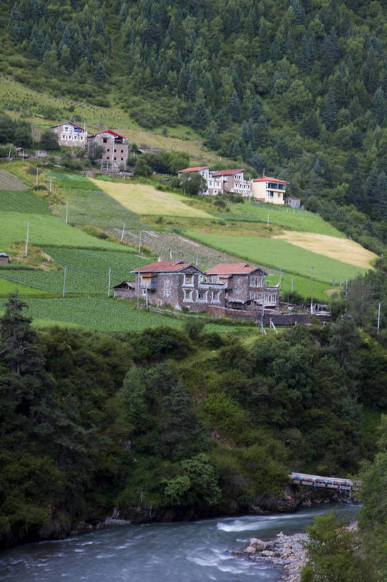 无人,农田,竖图,彩色,室外,白天,旅游,度假,牧场,草地,草原,美景,名胜古迹,丘陵,森林,山脉,标志建筑,地标,建筑,中国,亚洲,遗迹,图片,景观,辉煌,古迹,历史,文物,娱乐,建设,古建筑,天空,村庄,平原,享受,休闲,旅游胜地,安静,放松,人文,摄影,文明,中国文化,古文明,东亚,四川,古代文明,旅行,传统文化,马尔康,bj174