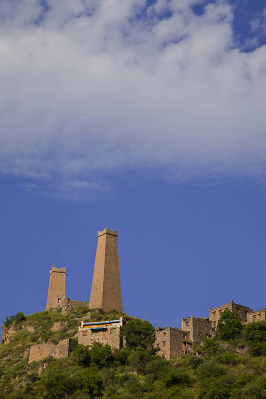 无人,竖图,彩色,室外,白天,旅游,度假,牧场,草地,草原,美景,名胜古迹,丘陵,森林,山脉,标志建筑,地标,建筑,中国,亚洲,遗迹,图片,景观,塔,辉煌,古迹,历史,文物,娱乐,建设,古建筑,天空,村庄,平原,享受,休闲,旅游胜地,安静,放松,人文,摄影,文明,中国文化,古文明,东亚,四川,古代文明,旅行,传统文化,马尔康,bj174