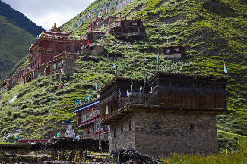 无人,横图,彩色,室外,白天,旅游,度假,草地,美景,名胜古迹,丘陵,森林,山脉,标志建筑,地标,建筑,中国,亚洲,遗迹,图片,塔,古迹,文物,娱乐,建设,古建筑,风景,自然,村庄,享受,休闲,旅游胜地,放松,摄影,地理,风光,宁静,自然风光,古文明,东亚,四川,马尔康,bj174