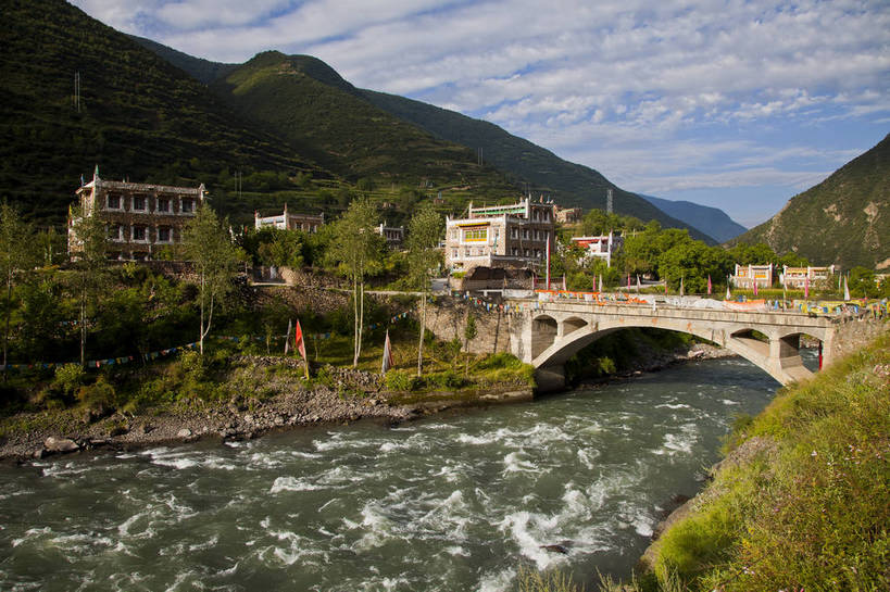 无人,横图,彩色,室外,白天,旅游,度假,牧场,草地,草原,美景,名胜古迹,丘陵,森林,山脉,标志建筑,地标,建筑,中国,亚洲,遗迹,图片,古迹,文物,娱乐,建设,古建筑,风景,自然,村庄,享受,休闲,旅游胜地,放松,摄影,地理,四川省,风光,宁静,自然风光,古文明,东亚,甘肃,甘肃省,四川,阿坝,中华人民共和国,西南地区,阿坝藏族羌族自治州,阿坝州,川,松潘县,西北地区,甘,松潘,河,红原,红原县,若尔盖草原,若尔盖县,松潘高原,若尔盖,bj174