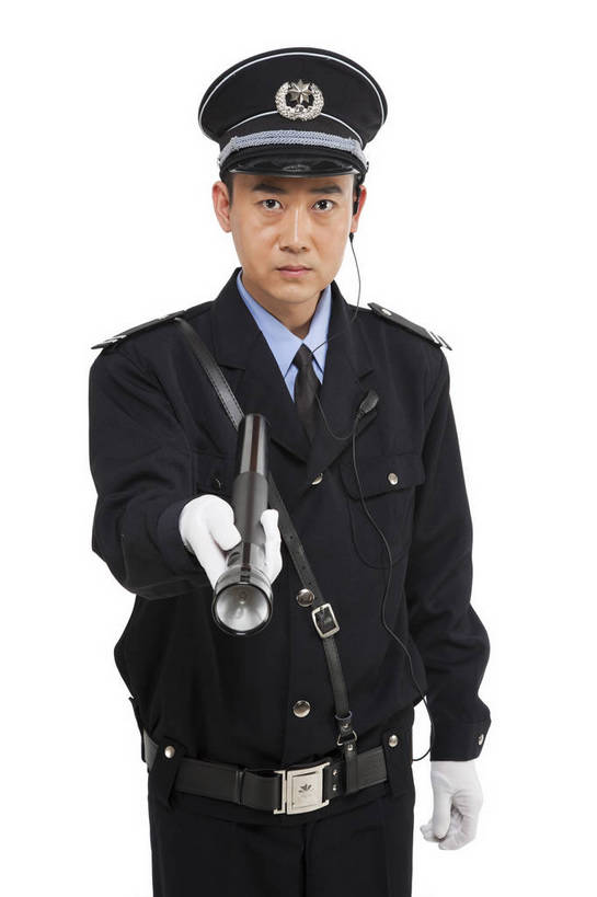 东方人,中年人,站,竖图,彩色,室内,白天,白色背景,正面,商务,时尚,智慧,安全,成功,职员,北京,中国,仅一个人,正装,工作,图片,职业装,现代,工人,职业,成熟,自信,摄影,青春,巡逻,手电筒,精明,保卫,聪明,男人,男性,年轻男性,亚洲人,中国人,年轻人,白领,保安,商人,上班族,员工,半身,影棚拍摄,愉快,匠人,劳动者,体力工,白领阶层,办公室职员,bj174