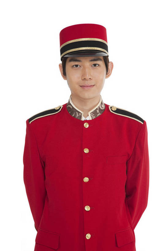 东方人,商务人士,服务员,门童,商务男性,站,微笑,竖图,彩色,室内,白天,白色背景,正面,衬衫,商务,时尚,智慧,成功,职员,北京,中国,仅一个人,套装,正装,图片,职业装,现代,职业,成熟,自信,服务,摄影,青春,礼仪,商务装,工薪阶层,精明,聪明,男人,男性,年轻男性,亚洲人,中国人,年轻人,白领,服务生,商人,上班族,侍者,半身,影棚拍摄,衬衣,愉快,白领阶层,办公室职员,bj174