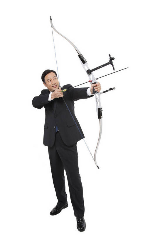 东方人,中年人,商务人士,商务男性,站,竖图,彩色,室内,白天,白色背景,正面,衬衫,商务,时尚,智慧,成功,职员,射箭,北京,中国,仅一个人,套装,正装,弓箭,图片,职业装,现代,职业,成熟,自信,摄影,青春,瞄准,商务装,工薪阶层,精明,弩,聪明,男人,男性,中年男性,亚洲人,中国人,白领,商人,上班族,全身,影棚拍摄,衬衣,西服,愉快,白领阶层,办公室职员,bj174