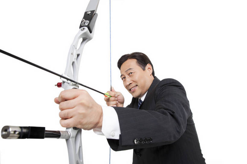 东方人,中年人,商务人士,商务男性,站,横图,彩色,室内,白天,白色背景,侧面,衬衫,商务,时尚,智慧,成功,职员,射箭,北京,中国,仅一个人,套装,正装,弓箭,图片,职业装,现代,职业,成熟,自信,摄影,青春,瞄准,商务装,工薪阶层,精明,弩,聪明,男人,男性,中年男性,亚洲人,中国人,白领,商人,上班族,半身,影棚拍摄,衬衣,西服,愉快,白领阶层,办公室职员,bj174