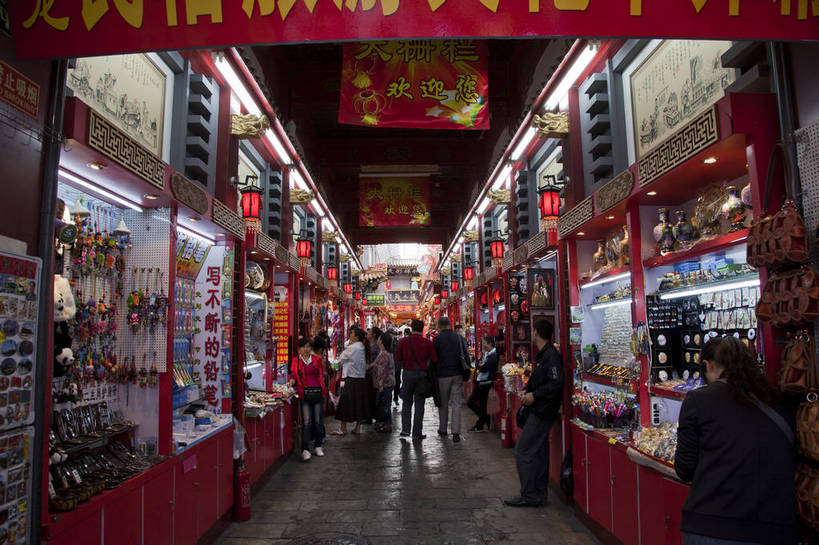 横图,彩色,室外,旅游,美景,城市,道路,建筑,街道,路,夜景,公路,北京,中国,亚洲,商品,图片,景观,牌楼,交通,首都,古典,历史,商业街,历史建筑,旅游胜地,景色,摄影,怀旧,文明,中国文化,前门,东亚,中华人民共和国,东城区,北京市,京,北平,华北地区,马路,旅行,店铺,前门大街,传统文化,东城,前门大街商业步行街,bj174