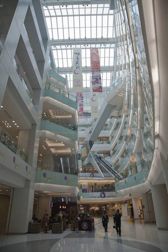 商店,竖图,彩色,室内,白天,购物,旅游,橱窗,建筑,商场,北京,中国,亚洲,图片,首都,现代,王府井,休闲,展示,气派,摄影,生活方式,经济,文明,陈列,东亚,中华人民共和国,东城区,北京市,京,北平,华北地区,繁荣,发达,王府井大街,旅行,购物中心,北京apm,新东安广场,新东安市场,东城,bj174