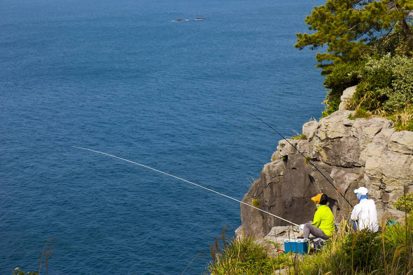 无人,横图,俯视,彩色,室外,白天,旅游,度假,海岛,礁石,名胜古迹,标志建筑,地标,建筑,济州岛,韩国,亚洲,遗迹,图片,海岸,景观,古迹,文物,娱乐,建设,古建筑,享受,休闲,旅游胜地,放松,摄影,风光,古文明,东亚,大韩民国,济州,济州道,济州特别自治道,特别自治道,西归浦,西归浦市,海,钓鱼,旅行,南朝鲜,南韩,独立岩,bj174
