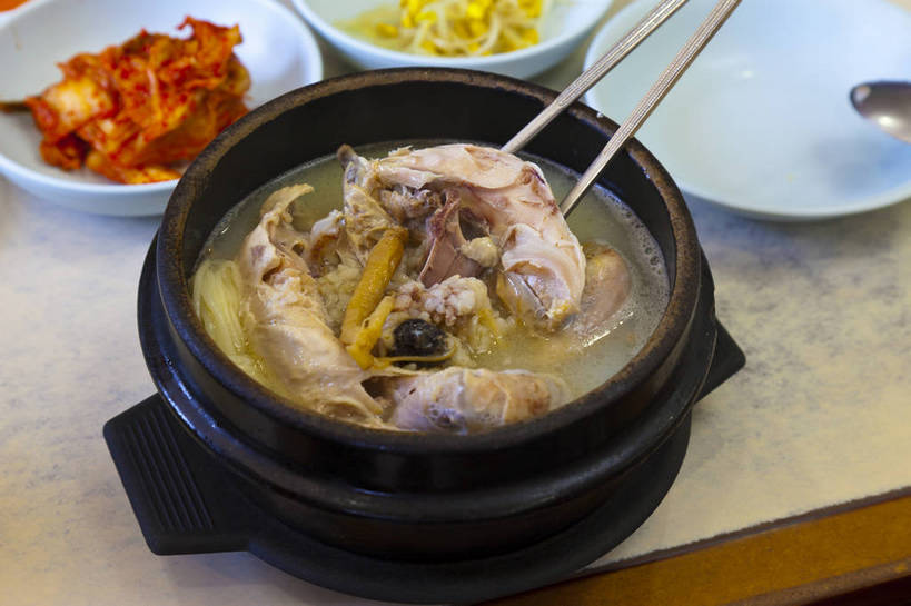 无人,横图,彩色,室内,特写,白天,旅游,烹饪,济州岛,韩国,石锅,图片,鸡肉,肉,汤,料理,食品,小菜,韩式,咸菜,菜肴,美食,肉类,食物,摄影,佳肴,韩国料理,肉食,韩国菜,韩式料理,鸡汤,韩国文化,旅行,传统文化,参鸡汤,bj174