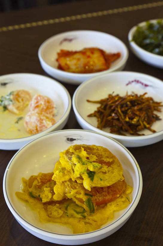 泡菜,无人,竖图,彩色,室内,特写,白天,旅游,烹饪,餐具,济州岛,韩国,亚洲,图片,料理,食品,小菜,韩式,咸菜,菜肴,美食,餐饮,食物,摄影,佳肴,韩国料理,东亚,韩国菜,韩式料理,韩国泡菜,大韩民国,济州,济州道,济州特别自治道,特别自治道,韩国文化,旅行,传统文化,南朝鲜,南韩,bj174