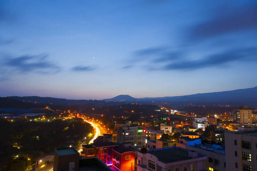 无人,横图,彩色,室外,夜晚,旅游,度假,名胜古迹,标志建筑,城市,地标,建筑,夜景,济州岛,韩国,亚洲,遗迹,图片,建筑群,古迹,文物,娱乐,建设,古建筑,享受,休闲,旅游胜地,放松,摄影,风光,海滨,度假村,古文明,东亚,灯火辉煌,民族建筑,大韩民国,济州,济州道,济州特别自治道,特别自治道,西归浦,西归浦市,旅行,南朝鲜,南韩,bj174