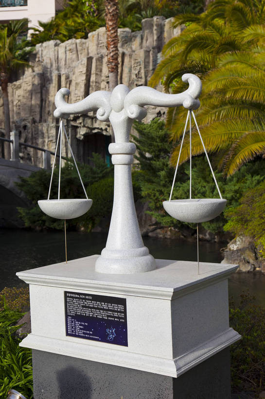 无人,公园,竖图,彩色,室外,特写,白天,旅游,建筑,酒店,喷泉,雕塑,济州岛,首尔,汉城,韩国,亚洲,图片,水池,首都,摄影,文明,外景,东亚,大韩民国,首尔市,首尔特别市,特别市,乐天冒险世界,主题公园,繁荣,竞技,体育,旅行,南朝鲜,南韩,世界乐天酒店,bj174