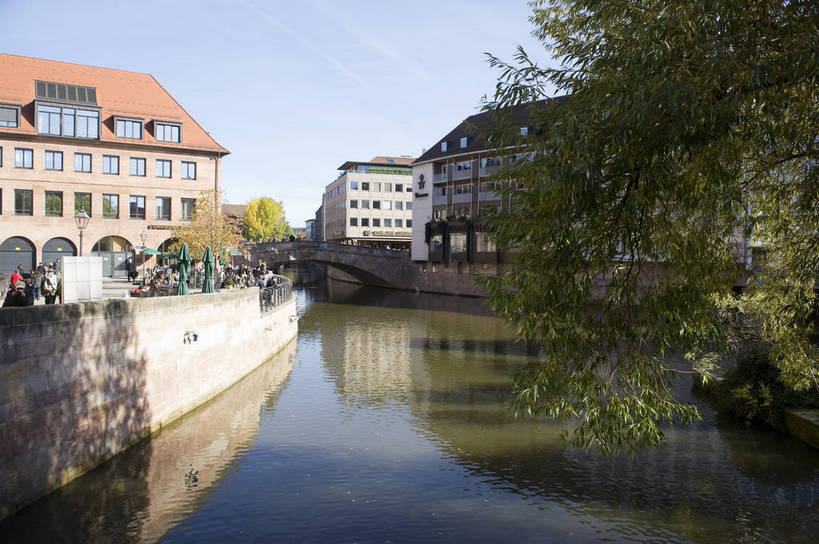 无人,横图,彩色,室外,白天,旅游,度假,美景,名胜古迹,标志建筑,道路,地标,建筑,街道,路,公路,德国,欧洲,遗迹,图片,景观,城镇,建筑群,桥,交通,古迹,文物,娱乐,建设,古建筑,树,享受,休闲,旅游胜地,景色,放松,摄影,风光,西欧,古文明,德意志联邦共和国,中央广场,巴伐利亚,巴伐利亚州,拜恩州,拜恩自由州,民族建筑,纽伦堡,河,马路,旅行,佩格尼茨,居住区,bj174