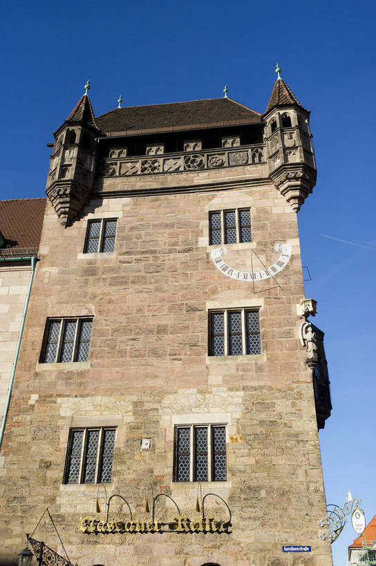 无人,竖图,彩色,室外,特写,白天,旅游,度假,名胜古迹,标志建筑,地标,建筑,德国,局部,遗迹,图片,窗,城镇,尖顶,古迹,文物,娱乐,建设,古建筑,享受,休闲,旅游胜地,放松,摄影,风光,古文明,中央广场,民族建筑,纽伦堡,旅行,bj174