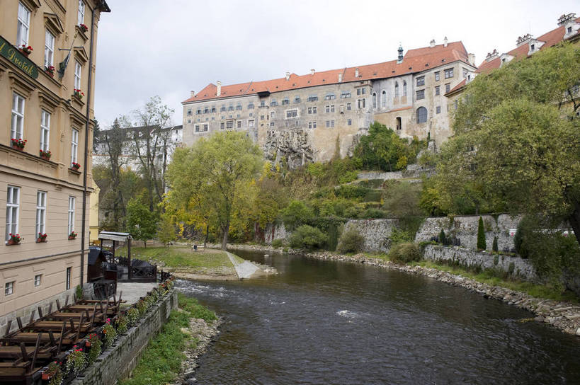 无人,横图,彩色,室外,白天,旅游,度假,美景,名胜古迹,标志建筑,道路,地标,建筑,街道,路,公路,欧洲,捷克,遗迹,图片,景观,城镇,交通,古迹,文物,娱乐,建设,古建筑,树,享受,休闲,旅游胜地,景色,放松,摄影,整洁,风光,河畔,古文明,中欧,捷克共和国,民族建筑,波西米亚,克鲁姆洛夫,伏尔塔瓦河,河,马路,旅行,居住区,bj174