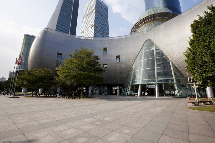 横图,彩色,室外,白天,旅游,度假,美景,名胜古迹,标志建筑,城市,道路,地标,建筑,街道,路,公路,广州,中国,亚洲,游人,入口,遗迹,图片,景观,交通,古迹,文物,娱乐,建设,古建筑,现代建筑,地标建筑,享受,休闲,旅游胜地,摩天大厦,景色,放松,摄影,都市风光,文明,中国文化,公共场所,古文明,东亚,广东,广东省,中华人民共和国,华南地区,省会,广州市,粤,繁荣,天河,马路,旅行,高楼,传统文化,天河区,珠江新城,珠江新城中央商务区,广州市第二少年宫,bj174