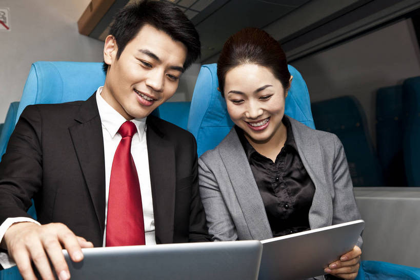 东方人,中年人,两个人,伙伴,商务人士,商务男性,商务女性,坐,横图,彩色,室内,白天,正面,衬衫,西装,商务,时尚,友谊,成功,合作,团队,职员,笔记本电脑,上海,中国,套装,正装,图片,轨道交通,交通,美丽,现代,列车,车厢,车窗,交通工具,职业,成熟,活力,可爱,美女,自信,摄影,青春,优雅,出差,文明,上网本,磁悬浮,商务装,工薪阶层,平板电脑,乐观,精明,繁荣,上网,团结,友情,男人,男性,年轻女性,女人,女性,中年男性,亚洲人,中国人,年轻人,白领,商人,上班族,交谈,半身,衬衣,愉快,魅力,白领阶层,办公室职员,商务旅行,bj174