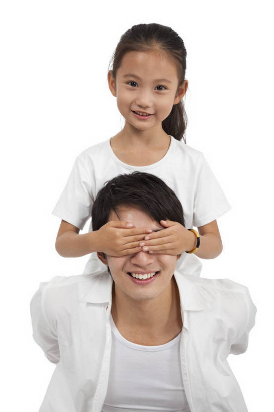 东方人,婴儿,儿童,中年人,两个人,家庭,父亲,女儿,站,坐,盘腿,微笑,竖图,彩色,室内,白天,抠图,白色背景,正面,时尚,幸福,纯洁,广州,中国,图片,休闲装,小孩,小女孩,背着,站着,休闲,健康,温馨,父女,活力,可爱,童趣,遮,遮掩,摄影,活泼,生活方式,掩盖,遮挡,亲近,亲情,宝宝,纯真,烂漫,无邪,遮盖,掩饰,乐观,伶俐,天真,男孩,男人,男性,年轻男性,女孩,亚洲人,中国人,孩子,年轻人,盘腿而坐,盘膝,盘着腿的,盘着腿坐,双腿交叉,站立,坐着,半身,影棚拍摄,爱,高兴,愉快,男生,bj174