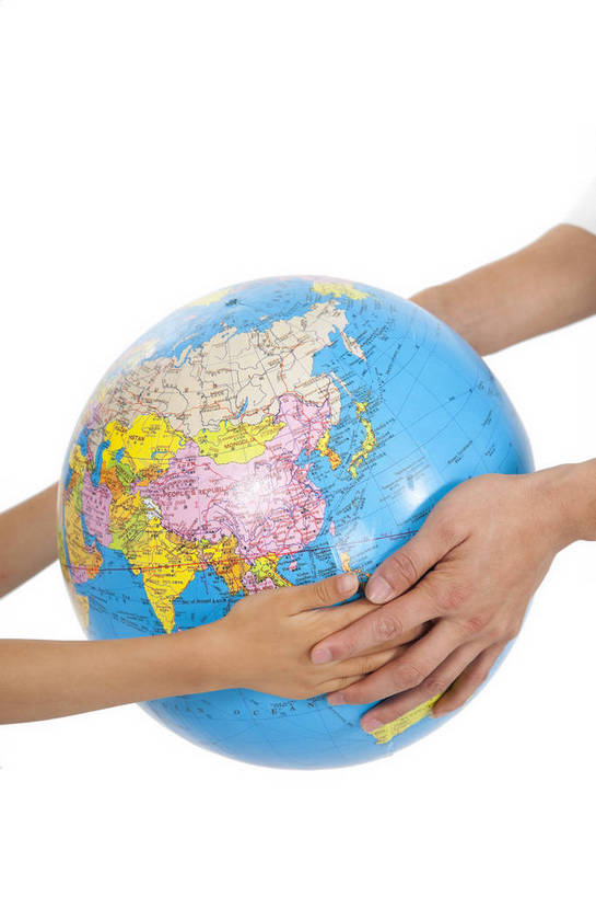 手,竖图,彩色,室内,特写,白天,抠图,白色背景,侧面,仪器,广州,中国,局部,科学,地球仪,图片,两只,手部,摄影,抱着,半身,影棚拍摄,bj174