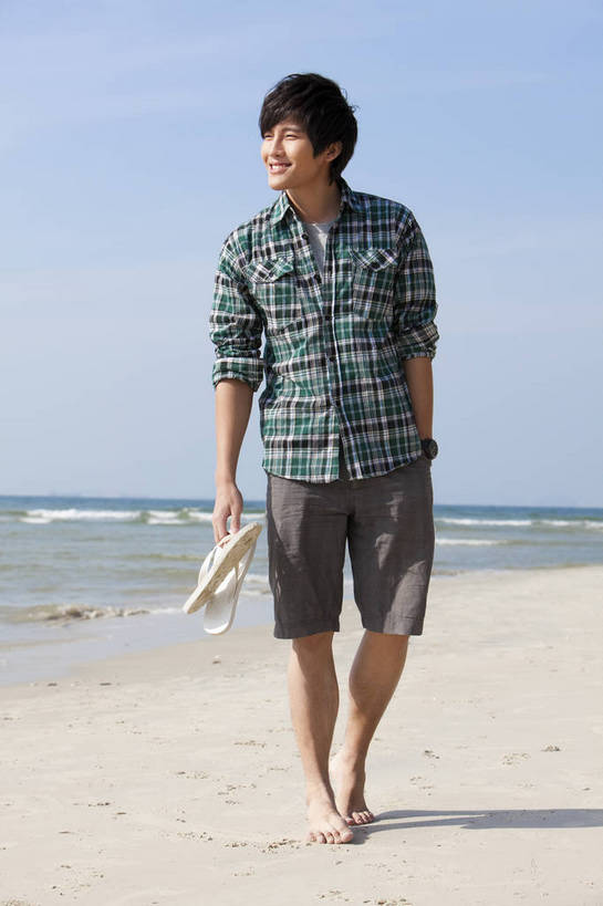 东方人,走,竖图,彩色,室外,白天,正面,度假,时尚,成功,沙滩,广州,中国,仅一个人,漫步,图片,休闲装,自然,休闲,健康,活力,自信,摄影,生活方式,青春,男人,男性,年轻男性,亚洲人,中国人,年轻人,海,海滩,全身,愉快,bj174