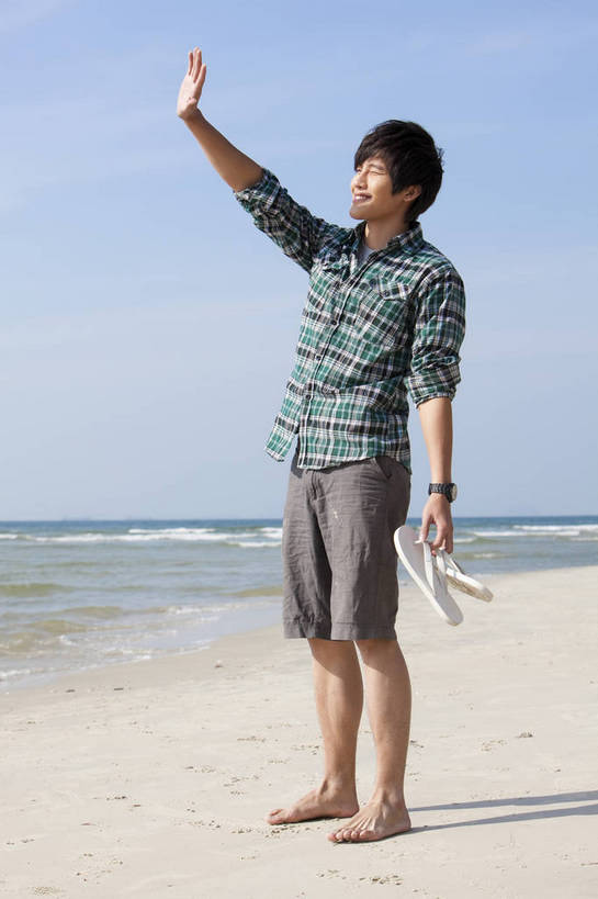 东方人,走,竖图,彩色,室外,白天,侧面,度假,时尚,成功,沙滩,广州,中国,仅一个人,漫步,图片,休闲装,自然,休闲,健康,活力,自信,摄影,生活方式,青春,男人,男性,年轻男性,亚洲人,中国人,年轻人,海,海滩,全身,愉快,bj174