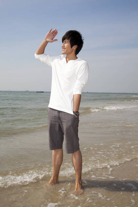 东方人,走,竖图,彩色,室外,白天,侧面,度假,时尚,成功,沙滩,广州,中国,仅一个人,漫步,图片,休闲装,自然,休闲,健康,活力,自信,摄影,生活方式,青春,男人,男性,年轻男性,亚洲人,中国人,年轻人,海,海滩,全身,愉快,bj174