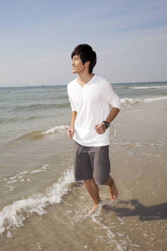 东方人,走,竖图,彩色,室外,白天,侧面,度假,时尚,成功,沙滩,广州,中国,仅一个人,漫步,图片,休闲装,自然,休闲,健康,活力,自信,摄影,生活方式,青春,男人,男性,年轻男性,亚洲人,中国人,年轻人,海,海滩,全身,愉快,bj174