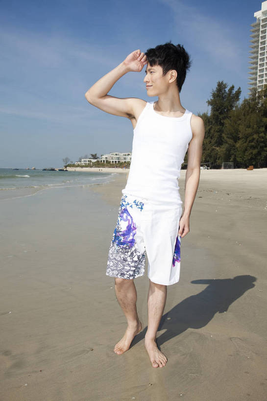 东方人,走,竖图,彩色,室外,白天,正面,度假,时尚,成功,沙滩,酒店,广州,中国,仅一个人,漫步,眺望,图片,休闲装,自然,休闲,健康,活力,自信,摄影,生活方式,青春,男人,男性,年轻男性,亚洲人,中国人,年轻人,海滩,全身,愉快,bj174