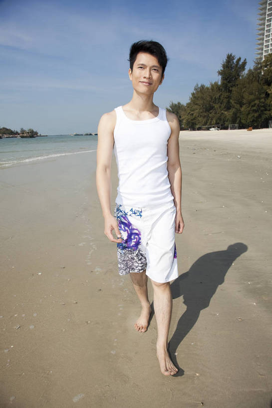 东方人,走,竖图,彩色,室外,白天,正面,度假,时尚,成功,沙滩,酒店,广州,中国,仅一个人,漫步,图片,休闲装,自然,休闲,健康,活力,自信,摄影,生活方式,青春,男人,男性,年轻男性,亚洲人,中国人,年轻人,海滩,全身,愉快,bj174