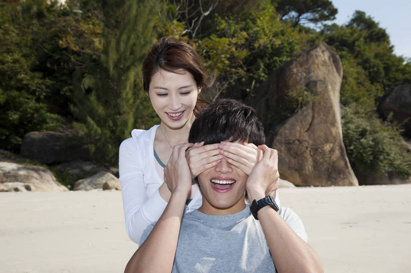 东方人,两个人,家庭,夫妻,坐,笑,横图,彩色,室外,白天,正面,度假,时尚,沙滩,树林,广州,中国,图片,美丽,休闲装,自然,休闲,活力,可爱,亲密,自信,遮,遮掩,摄影,生活方式,青春,优雅,掩盖,遮挡,亲近,亲情,遮盖,掩饰,男人,男性,年轻男性,年轻女性,女人,女性,中国人,年轻人,海滩,玩耍,半身,爱,愉快,bj174