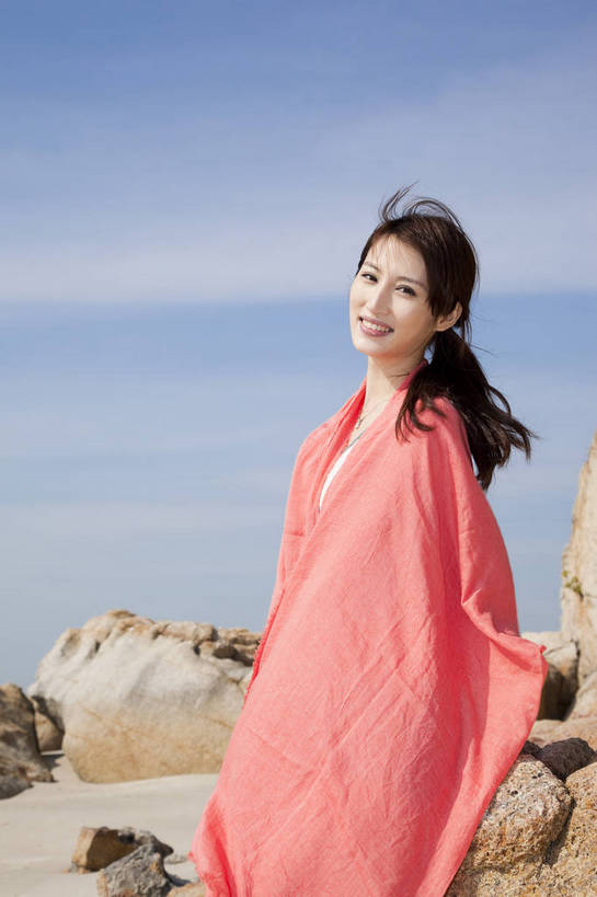 东方人,站,微笑,竖图,彩色,室外,白天,侧面,度假,时尚,性感,礁石,沙滩,纺织品,广州,中国,仅一个人,装饰,毛毯,毯子,图片,美丽,休闲装,纺织,红色,自然,垫子,休闲,健康,温暖,活力,可爱,美女,自信,摄影,生活方式,青春,优雅,华丽,修饰,点缀,裹着,衬托,美观,雅致,雅观,乐观,年轻女性,女人,女性,亚洲人,中国人,年轻人,海滩,半身,愉快,bj174