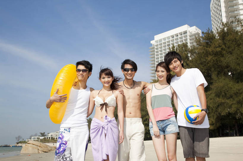 东方人,伙伴,站,笑,横图,彩色,室外,白天,正面,度假,时尚,兴奋,友谊,合作,团队,排球,沙滩,树林,酒店,广州,中国,图片,许多人,美丽,休闲装,自然,游泳圈,一群人,休闲,活力,可爱,自信,摄影,生活方式,青春,优雅,勾肩搭背,同伴,团结,友情,男人,男性,年轻男性,年轻女性,女人,女性,中国人,年轻人,海滩,半身,愉快,bj174