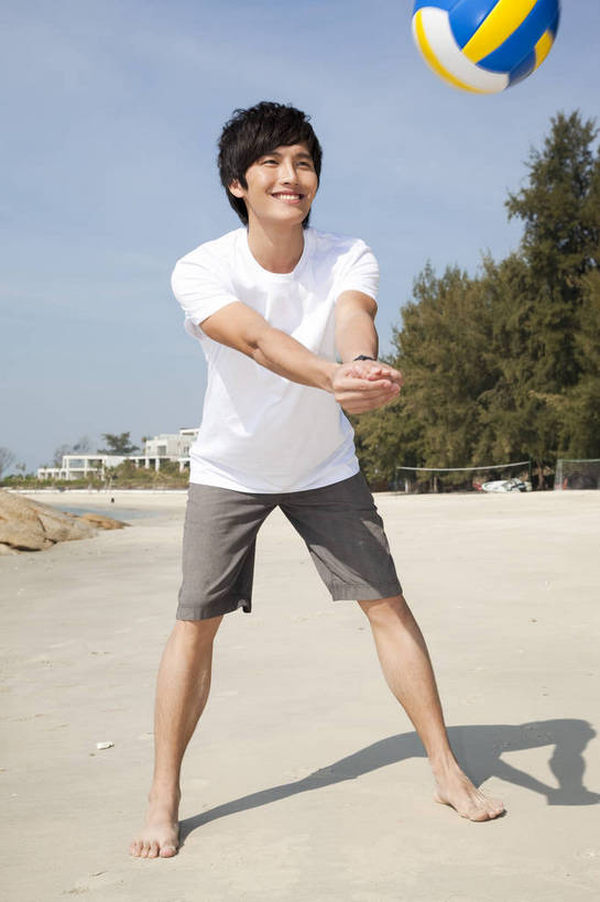 东方人,站,笑,竖图,彩色,室外,白天,正面,度假,时尚,兴奋,成功,排球,沙滩,树林,酒店,广州,中国,仅一个人,图片,接球,休闲装,自然,休闲,健康,活力,自信,摄影,生活方式,青春,男人,男性,年轻男性,亚洲人,中国人,年轻人,海滩,全身,愉快,bj174