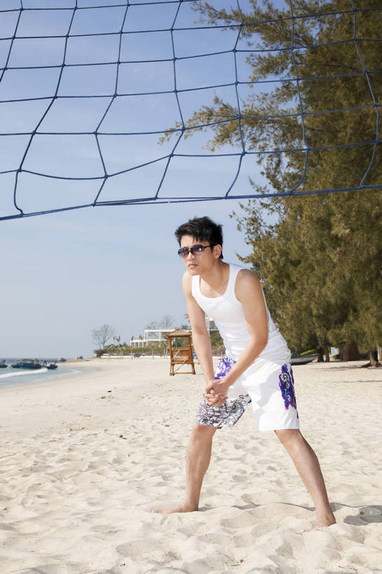 东方人,站,竖图,彩色,室外,白天,侧面,度假,时尚,兴奋,成功,沙滩,广州,中国,仅一个人,弯腰,图片,网,接球,沙滩排球,休闲装,自然,休闲,健康,活力,自信,摄影,生活方式,青春,男人,男性,年轻男性,亚洲人,中国人,年轻人,海滩,全身,愉快,bj174