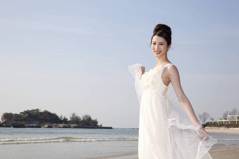 东方人,站,微笑,横图,彩色,室外,白天,侧面,婚纱,裙子,度假,时尚,性感,沙滩,广州,中国,仅一个人,图片,美丽,自然,休闲,健康,活力,可爱,美女,自信,姿势,摄影,生活方式,青春,优雅,纱裙,乐观,年轻女性,女人,女性,亚洲人,中国人,年轻人,海滩,半身,礼服,愉快,bj174