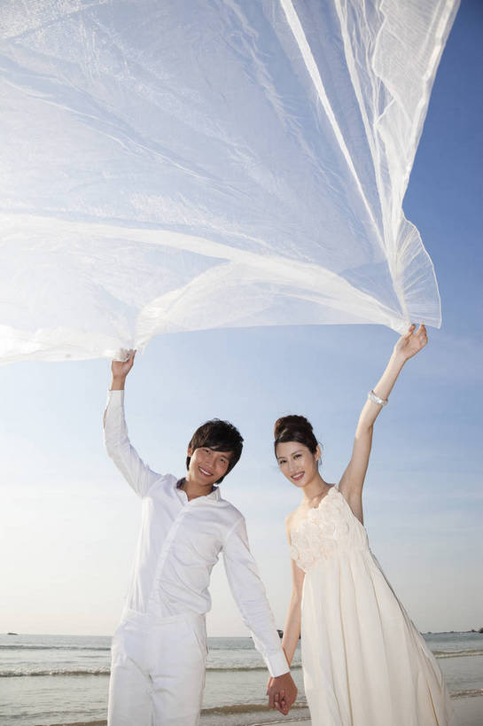 东方人,两个人,家庭,夫妻,走,微笑,竖图,彩色,室外,白天,正面,侧面,婚纱,裙子,度假,时尚,沙滩,广州,中国,漫步,图片,美丽,自然,休闲,活力,可爱,亲密,自信,摄影,生活方式,青春,优雅,挥舞,亲近,亲情,纱裙,男人,男性,年轻男性,年轻女性,女人,女性,中国人,年轻人,海滩,半身,礼服,爱,愉快,bj174