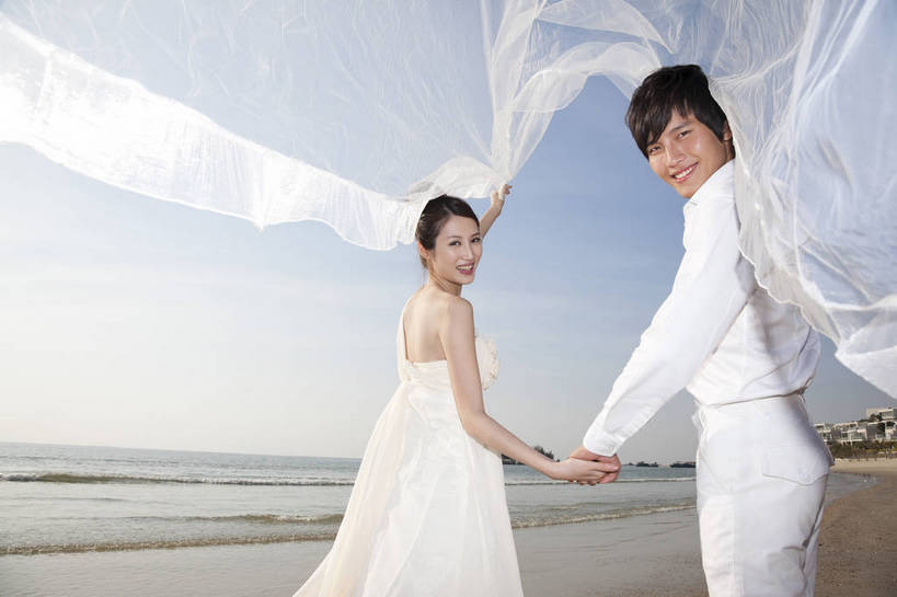 东方人,两个人,家庭,夫妻,走,微笑,横图,彩色,室外,白天,婚纱,裙子,度假,时尚,沙滩,广州,中国,漫步,图片,美丽,背面,自然,休闲,活力,可爱,亲密,自信,摄影,生活方式,青春,优雅,挥舞,亲近,亲情,纱裙,男人,男性,年轻男性,年轻女性,女人,女性,中国人,年轻人,海滩,半身,礼服,爱,愉快,bj174