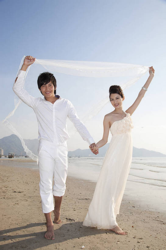 东方人,两个人,家庭,夫妻,走,微笑,竖图,彩色,室外,白天,正面,侧面,婚纱,裙子,度假,时尚,沙滩,广州,中国,漫步,图片,美丽,自然,休闲,活力,可爱,亲密,自信,摄影,生活方式,青春,优雅,挥舞,亲近,亲情,纱裙,男人,男性,年轻男性,年轻女性,女人,女性,中国人,年轻人,海滩,全身,礼服,爱,愉快,bj174