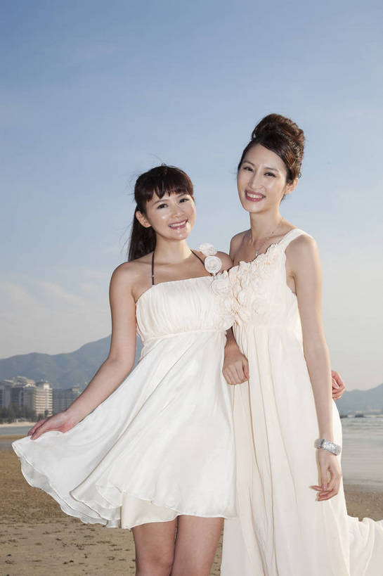 东方人,两个人,家庭,夫妻,站,微笑,竖图,彩色,室外,白天,侧面,婚纱,裙子,度假,时尚,沙滩,广州,中国,图片,美丽,自然,并肩,休闲,活力,可爱,亲密,自信,摄影,生活方式,青春,优雅,亲近,亲情,纱裙,男人,男性,年轻男性,年轻女性,女人,女性,中国人,年轻人,海滩,拉手,半身,礼服,爱,愉快,bj174