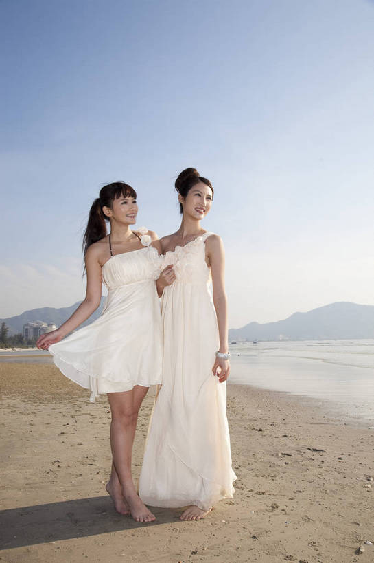 东方人,两个人,家庭,夫妻,站,微笑,竖图,彩色,室外,白天,正面,婚纱,裙子,度假,时尚,沙滩,广州,中国,图片,美丽,自然,并肩,休闲,活力,可爱,亲密,自信,摄影,生活方式,青春,优雅,亲近,亲情,纱裙,男人,男性,年轻男性,年轻女性,女人,女性,中国人,年轻人,海滩,拉手,全身,礼服,爱,愉快,bj174