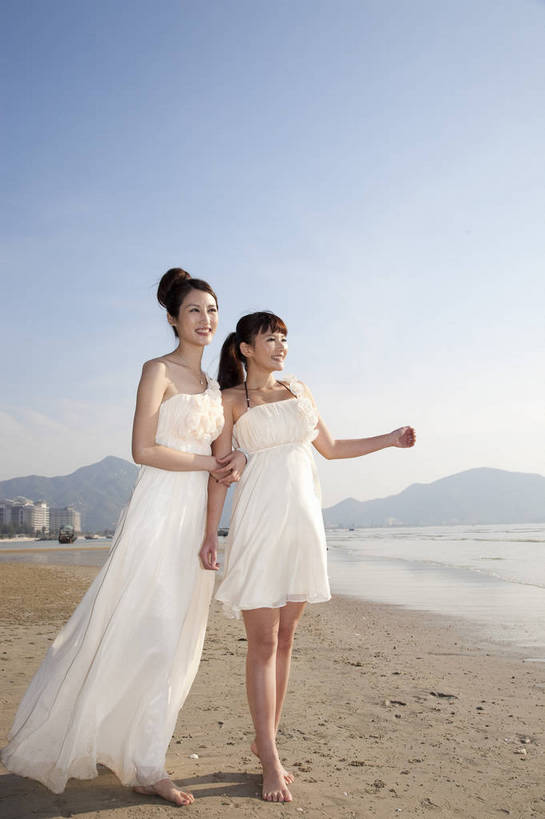 东方人,两个人,家庭,夫妻,站,微笑,竖图,彩色,室外,白天,正面,侧面,婚纱,裙子,度假,时尚,沙滩,广州,中国,图片,美丽,自然,并肩,休闲,活力,可爱,亲密,自信,摄影,生活方式,青春,优雅,亲近,亲情,纱裙,男人,男性,年轻男性,年轻女性,女人,女性,中国人,年轻人,海滩,拉手,全身,礼服,爱,愉快,bj174
